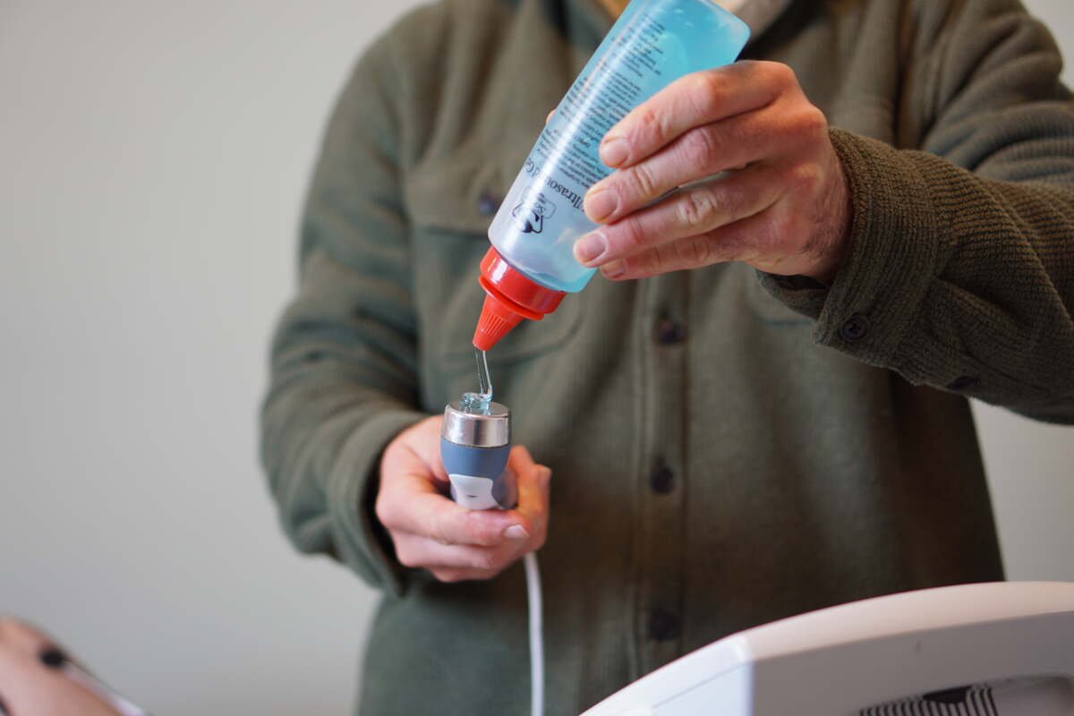 Applying gel for ultrasound therapy